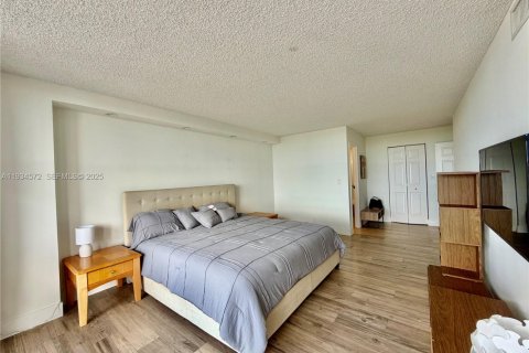 Condo in Hallandale Beach, Florida, 2 bedrooms  № 1993134 - photo 15