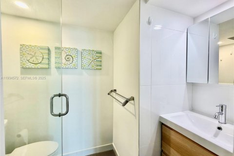 Condo in Hallandale Beach, Florida, 2 bedrooms  № 1993134 - photo 23
