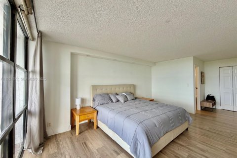 Condo in Hallandale Beach, Florida, 2 bedrooms  № 1993134 - photo 18