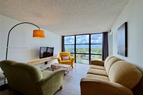 Condo in Hallandale Beach, Florida, 2 bedrooms  № 1993134 - photo 7