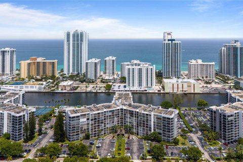 Condo in Hallandale Beach, Florida, 2 bedrooms  № 1993134