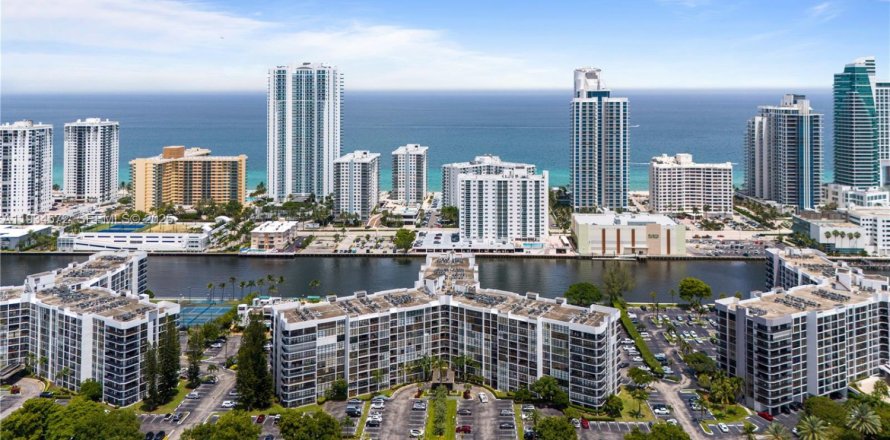 Condo in Hallandale Beach, Florida, 2 bedrooms  № 1993134