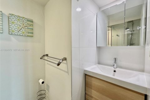 Condo in Hallandale Beach, Florida, 2 bedrooms  № 1993134 - photo 22