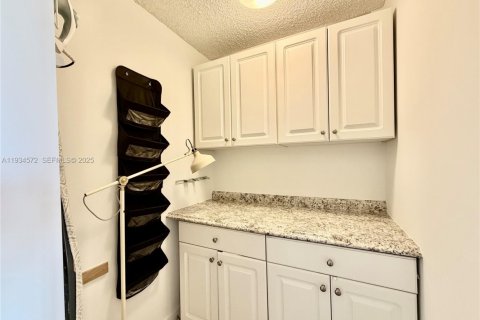 Condo in Hallandale Beach, Florida, 2 bedrooms  № 1993134 - photo 25