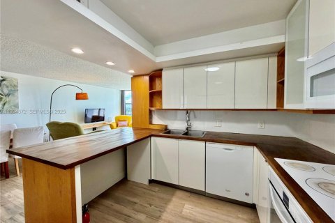 Condo in Hallandale Beach, Florida, 2 bedrooms  № 1993134 - photo 9