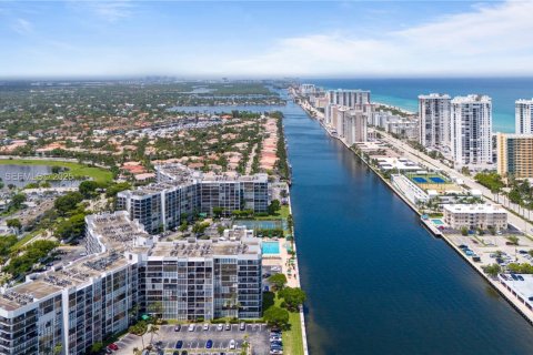 Condo in Hallandale Beach, Florida, 2 bedrooms  № 1993134 - photo 29