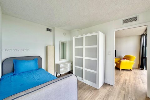 Condo in Hallandale Beach, Florida, 2 bedrooms  № 1993134 - photo 19