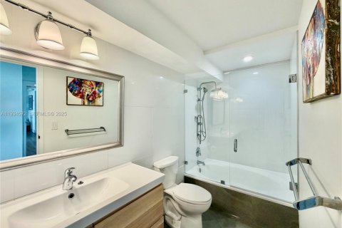 Condo in Hallandale Beach, Florida, 2 bedrooms  № 1993134 - photo 11