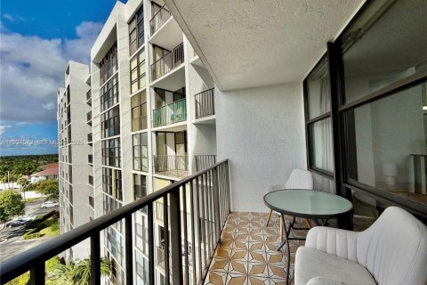 Condo in Hallandale Beach, Florida, 2 bedrooms  № 1993134 - photo 26