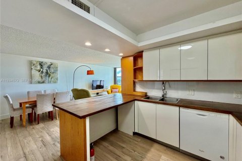 Condo in Hallandale Beach, Florida, 2 bedrooms  № 1993134 - photo 10
