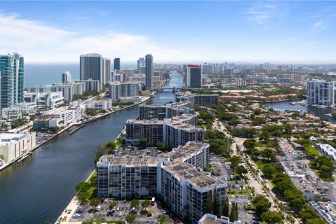 Condo in Hallandale Beach, Florida, 2 bedrooms  № 1993134 - photo 30