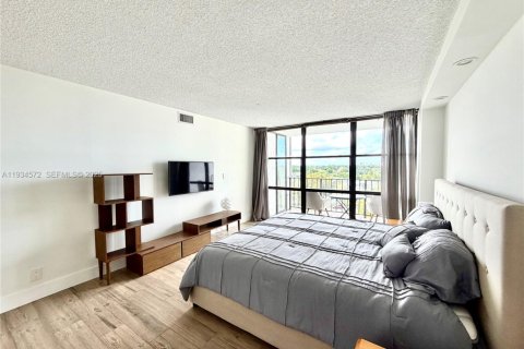 Condo in Hallandale Beach, Florida, 2 bedrooms  № 1993134 - photo 13