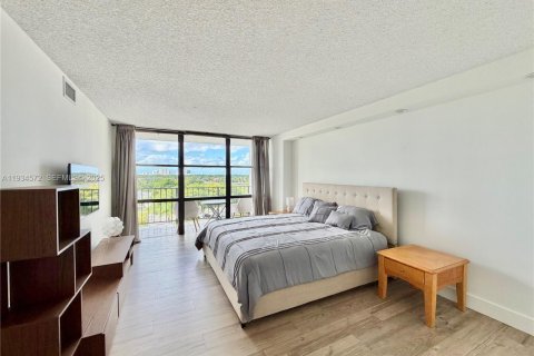 Condo in Hallandale Beach, Florida, 2 bedrooms  № 1993134 - photo 12