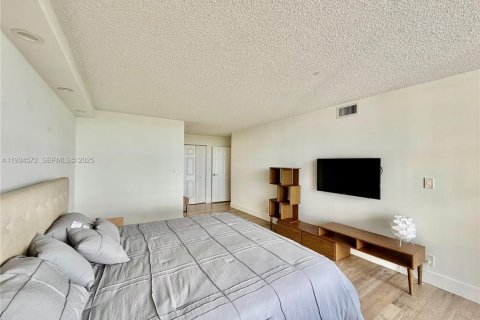 Condo in Hallandale Beach, Florida, 2 bedrooms  № 1993134 - photo 14