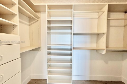 Condo in Hallandale Beach, Florida, 2 bedrooms  № 1993134 - photo 16