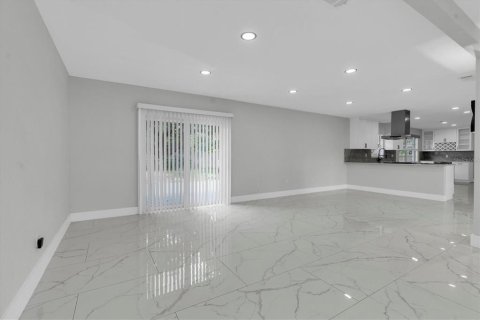 Villa ou maison à louer à Brandon, Floride: 4 chambres, 185.25 m2 № 2434542 - photo 13
