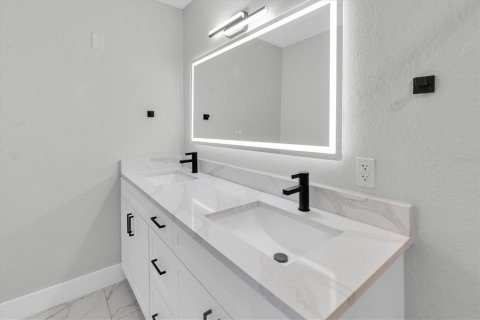 Villa ou maison à louer à Brandon, Floride: 4 chambres, 185.25 m2 № 2434542 - photo 23
