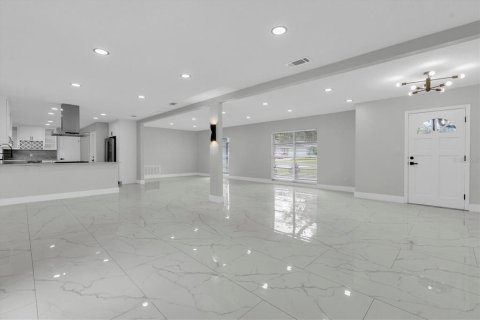 Villa ou maison à louer à Brandon, Floride: 4 chambres, 185.25 m2 № 2434542 - photo 6