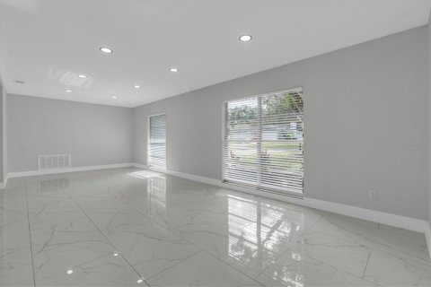 Villa ou maison à louer à Brandon, Floride: 4 chambres, 185.25 m2 № 2434542 - photo 7