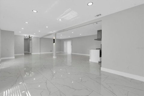 Villa ou maison à louer à Brandon, Floride: 4 chambres, 185.25 m2 № 2434542 - photo 10