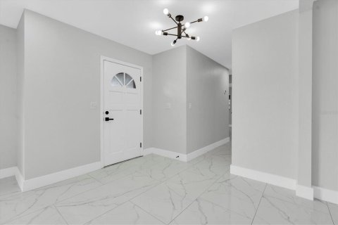 Villa ou maison à louer à Brandon, Floride: 4 chambres, 185.25 m2 № 2434542 - photo 4