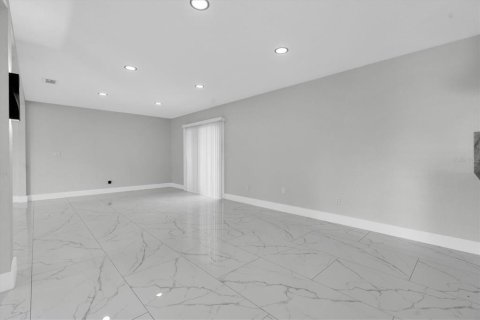 Villa ou maison à louer à Brandon, Floride: 4 chambres, 185.25 m2 № 2434542 - photo 12