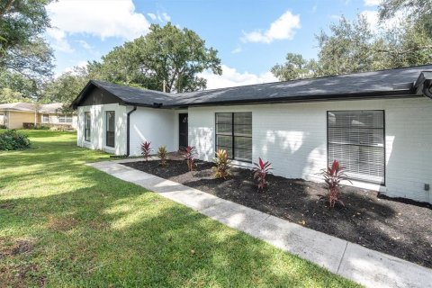 Villa ou maison à louer à Brandon, Floride: 4 chambres, 185.25 m2 № 2434542 - photo 2