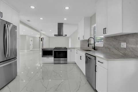 Villa ou maison à louer à Brandon, Floride: 4 chambres, 185.25 m2 № 2434542 - photo 17