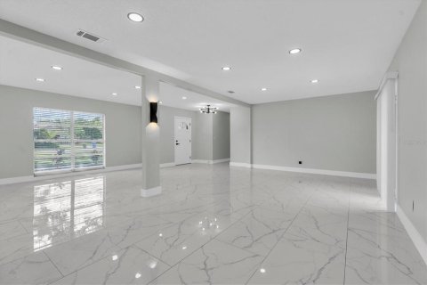 Villa ou maison à louer à Brandon, Floride: 4 chambres, 185.25 m2 № 2434542 - photo 9