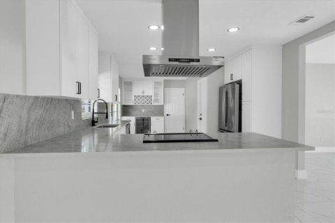 Villa ou maison à louer à Brandon, Floride: 4 chambres, 185.25 m2 № 2434542 - photo 14