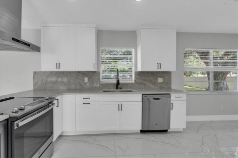 Villa ou maison à louer à Brandon, Floride: 4 chambres, 185.25 m2 № 2434542 - photo 16