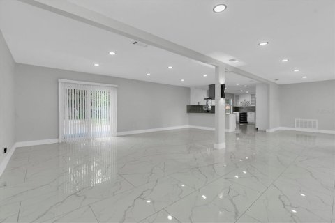 Villa ou maison à louer à Brandon, Floride: 4 chambres, 185.25 m2 № 2434542 - photo 5