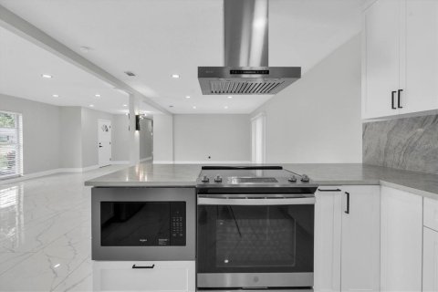 Villa ou maison à louer à Brandon, Floride: 4 chambres, 185.25 m2 № 2434542 - photo 18