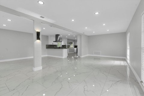 Villa ou maison à louer à Brandon, Floride: 4 chambres, 185.25 m2 № 2434542 - photo 8