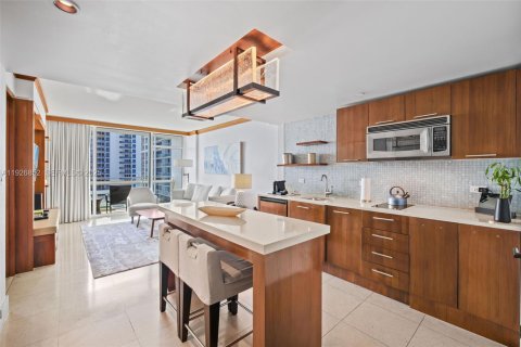 Hotel en venta en Miami Beach, Florida, 1 dormitorio, 66.89 m2 № 1985787 - foto 2