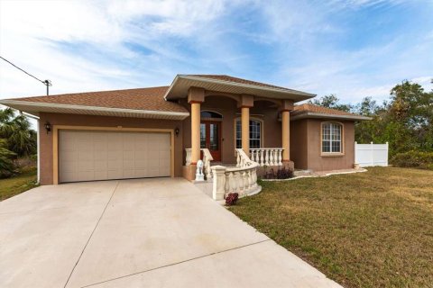 House in Port Charlotte, Florida 3 bedrooms, 208.84 sq.m. № 1716757 - photo 2
