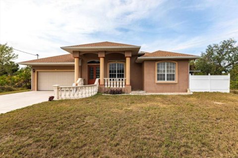 House in Port Charlotte, Florida 3 bedrooms, 208.84 sq.m. № 1716757 - photo 1