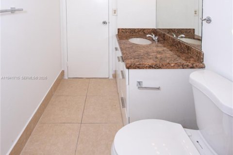 Condo in North Miami Beach, Florida, 2 bedrooms  № 1998942 - photo 11