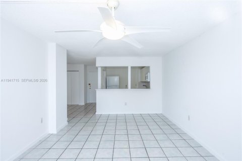 Condo in North Miami Beach, Florida, 2 bedrooms  № 1998942 - photo 20