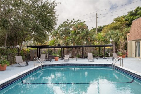 Condo in North Miami Beach, Florida, 2 bedrooms  № 1998942