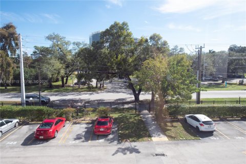 Condo in North Miami Beach, Florida, 2 bedrooms  № 1998942 - photo 3