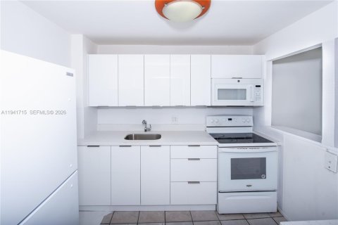 Condo in North Miami Beach, Florida, 2 bedrooms  № 1998942 - photo 17