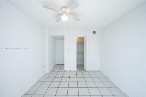Condo in North Miami Beach, Florida, 2 bedrooms  № 1998942 - photo 24