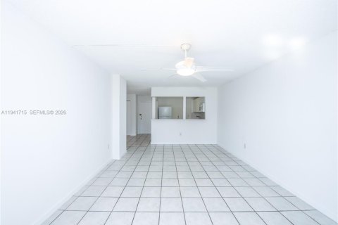 Condo in North Miami Beach, Florida, 2 bedrooms  № 1998942 - photo 21