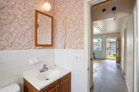Commercial property in Fort Lauderdale, Florida 161.56 sq.m. № 2422949 - photo 23