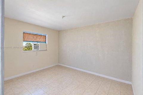 Commercial property in Fort Lauderdale, Florida 161.56 sq.m. № 2422949 - photo 26