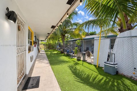 Commercial property in Fort Lauderdale, Florida 161.56 sq.m. № 2422949 - photo 4