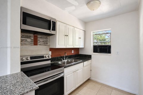 Commercial property in Fort Lauderdale, Florida 161.56 sq.m. № 2422949 - photo 18