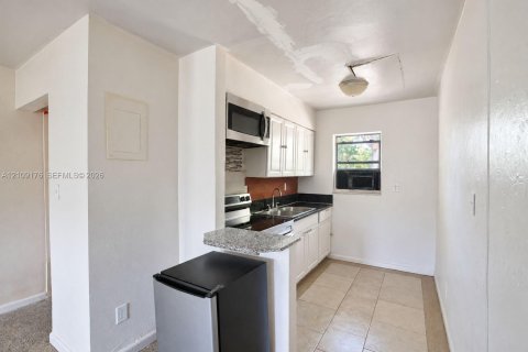 Commercial property in Fort Lauderdale, Florida 161.56 sq.m. № 2422949 - photo 22