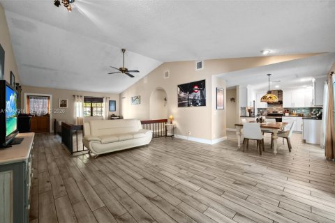 Купить виллу или дом в Корал-Спрингс, Флорида 4 спальни, 186.55м2, № 2051736 - фото 8